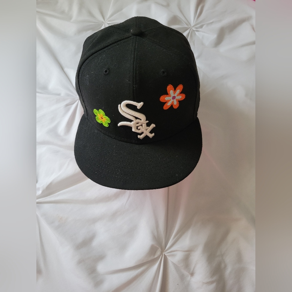 Women Chicago White Sox fitted hat. 7 5/8